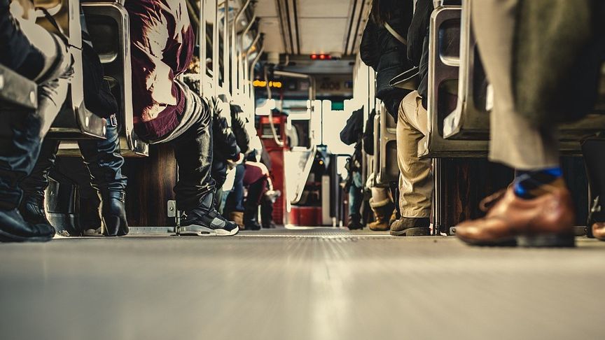 Як не підхопити хворобу в громадському транспорті: важливі поради