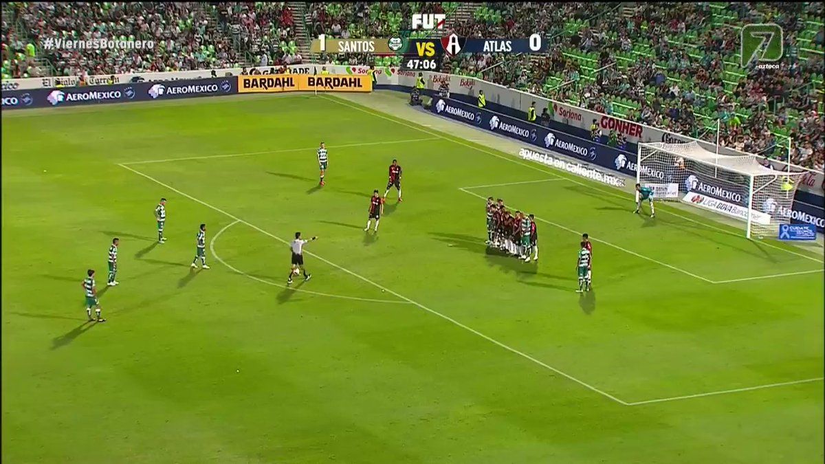 Цей футболіст забив шедевральний, але ризиковий гол