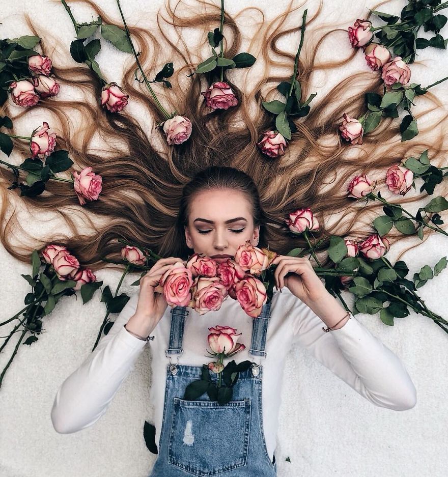 Художниця показує особливу красу довгого волосся