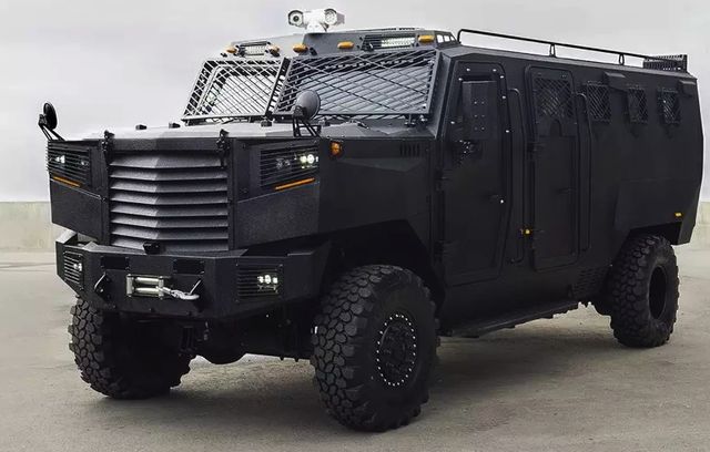 У Канаді побудували броньований автобус- фото 281011