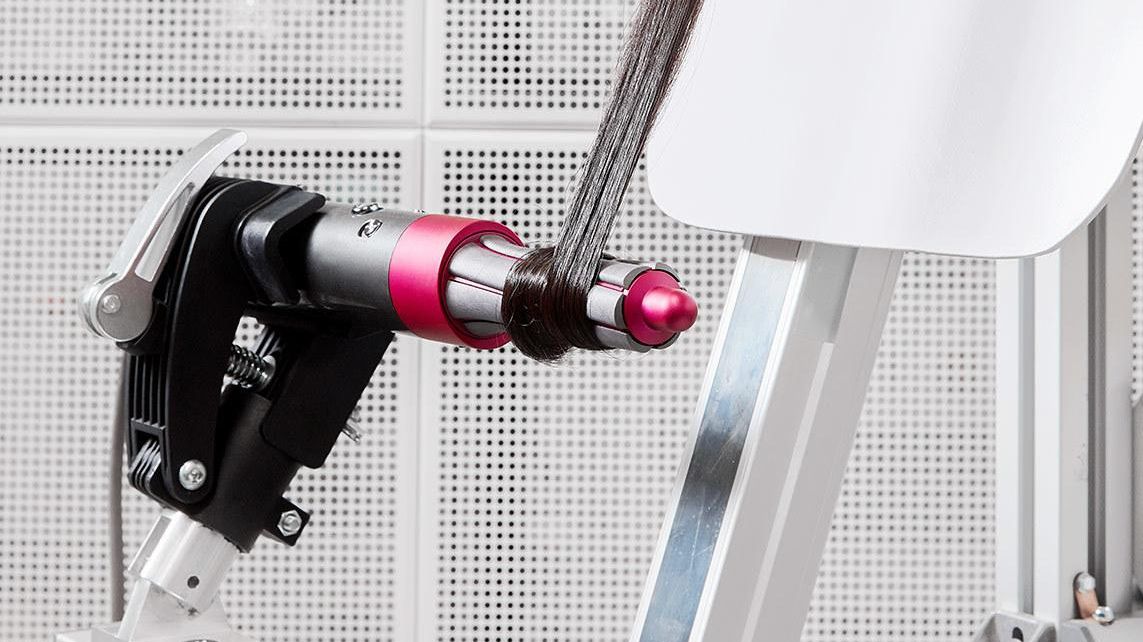 Створено фен, який сам накручує на себе волосся: відео