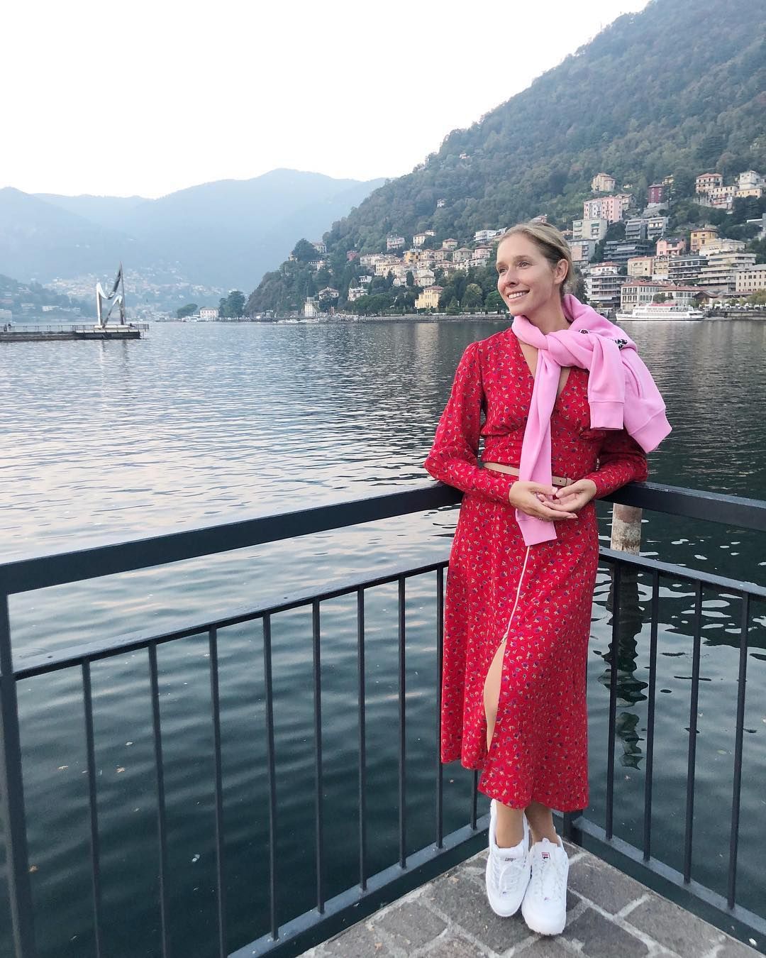 Осадча у розкішній сукні поділилась фото подорожей