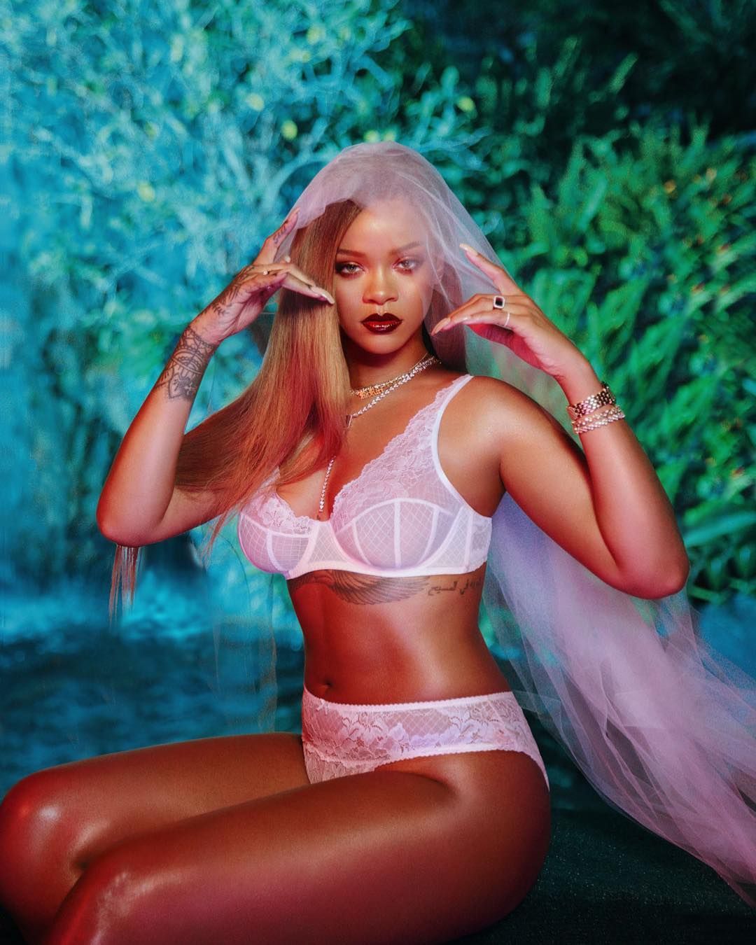 Rihanna показала пишні форми у власній рекламі