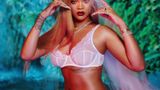 Rihanna показала пишні форми у власній рекламі