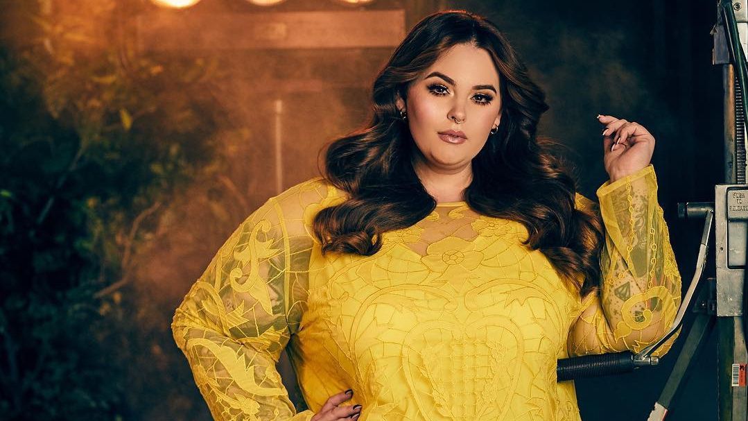 Відома модель plus-size похизувалася відвертим вбранням на Хелловін