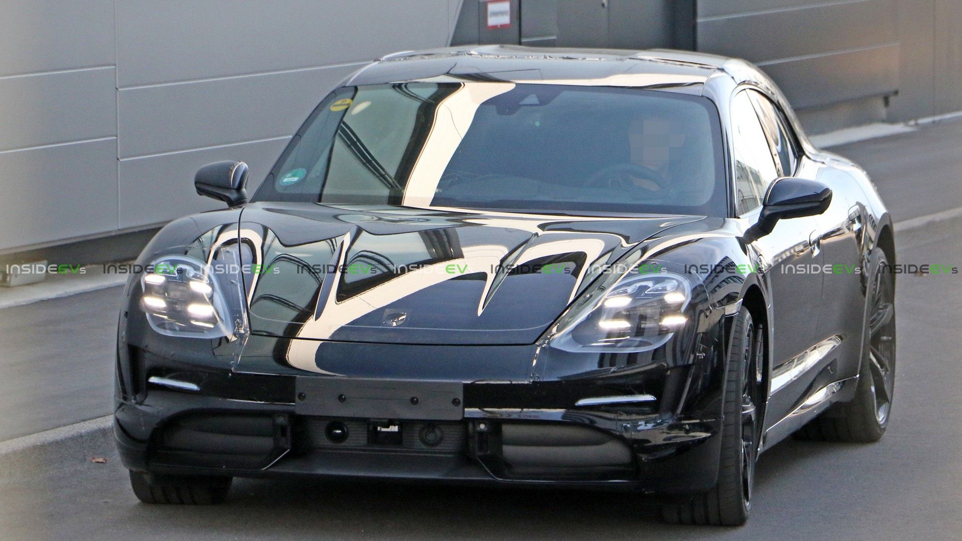 Porsche вивела на тести електричний універсал Taycan: шпигунські фото