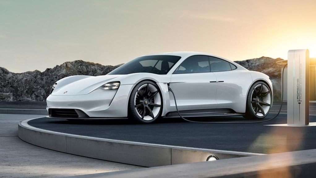 У мережі з'явилися фото електричного універсала Porsche