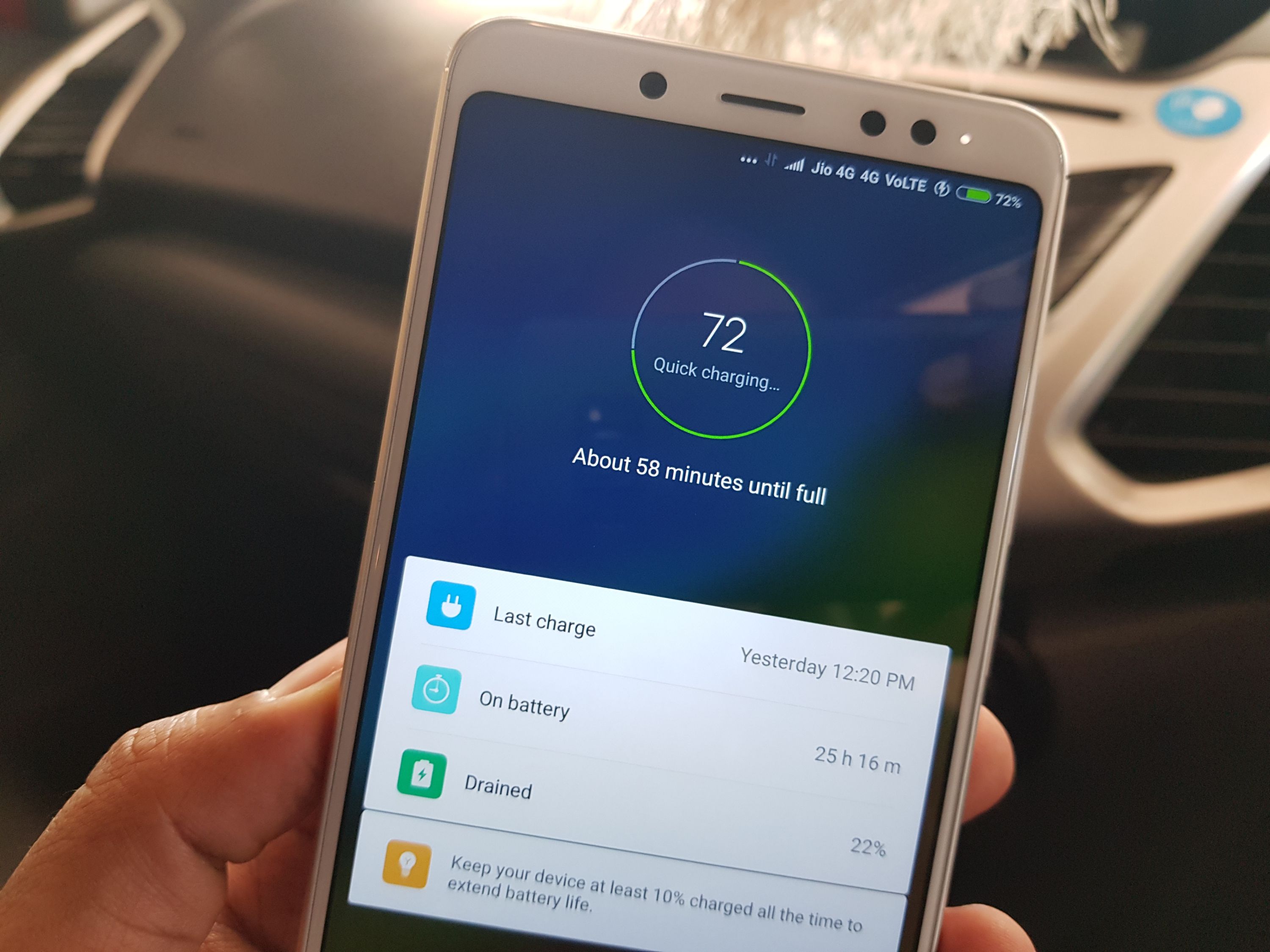 Гаджет зарядить одночасно три гаджети - фото 1