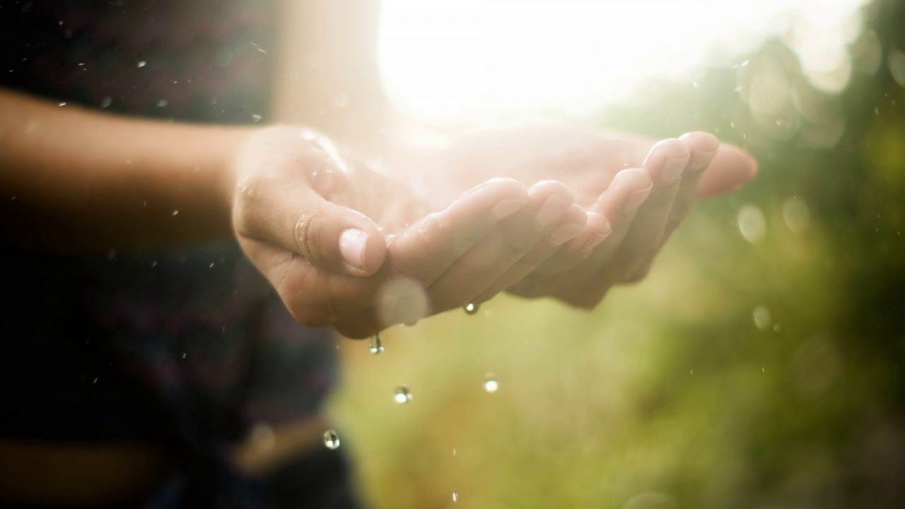 Медики розповіли, чому в деяких людей завжди пітніють руки