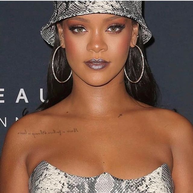 Rihanna прийшла на вечірку у зміїній шкірі - фото 280142
