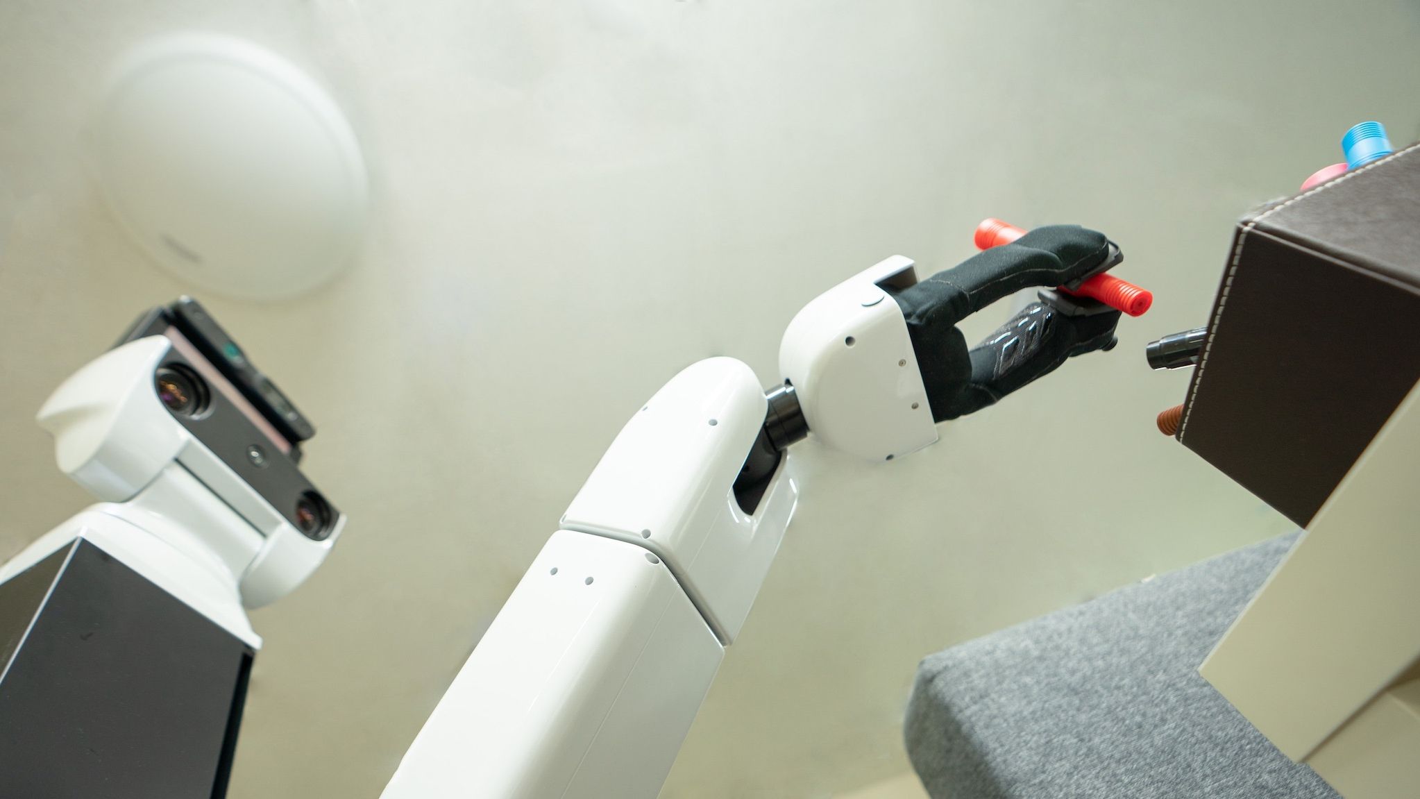 Японці створили робота, який прибирає у кімнаті