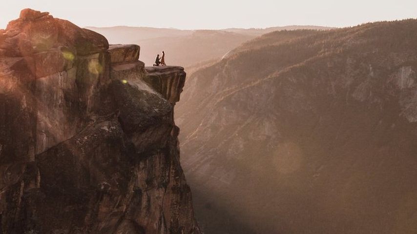 Закохана пара на краю обриву - фото 1