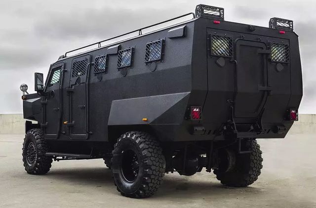 У Канаді побудували броньований автобус- фото 281012