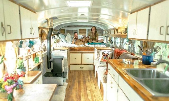 Пара перетворила старий автобус у дім - фото 284178