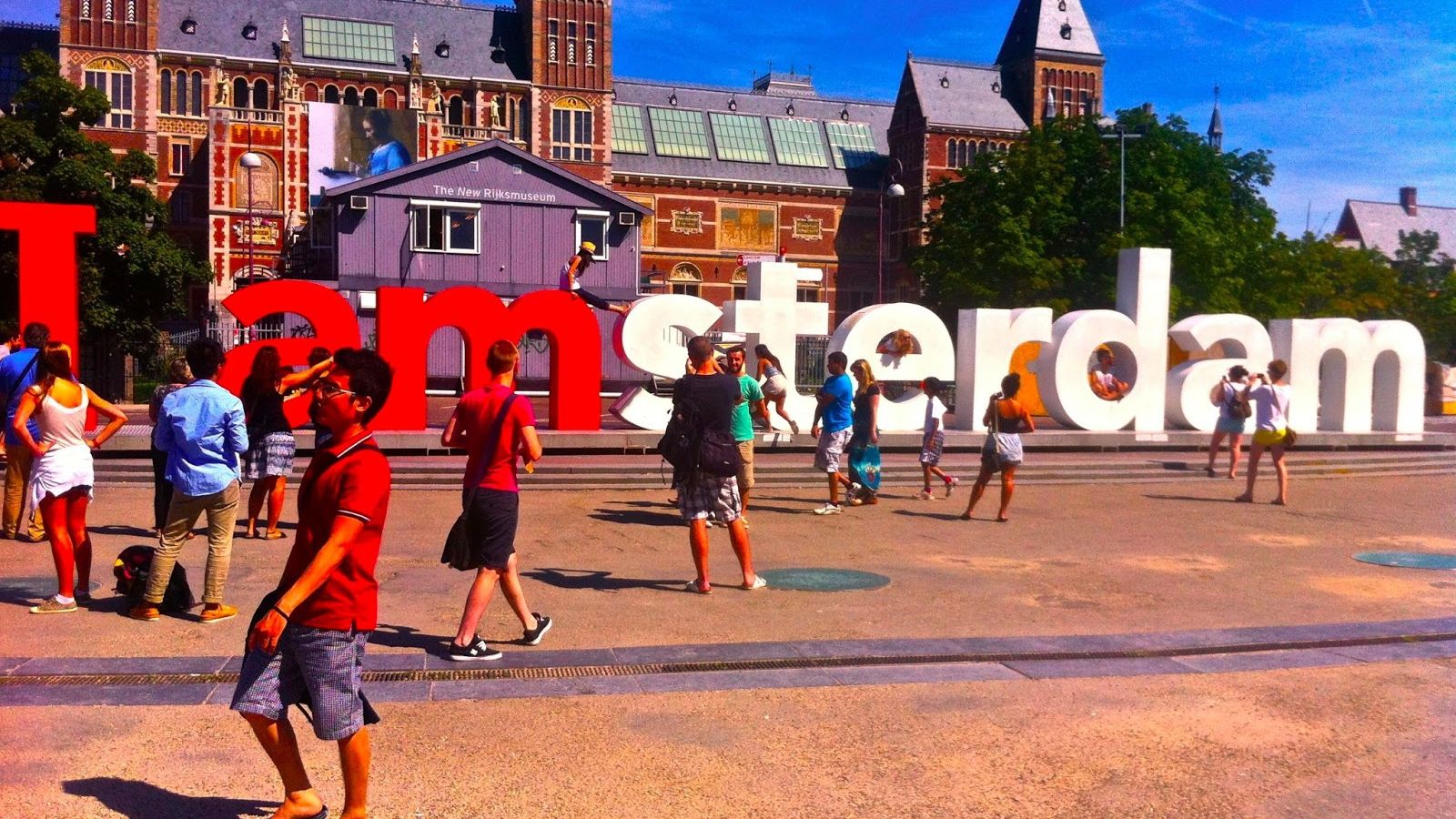 Біло-червоні літери були встановлені на Музейній площі в 2004 році - фото 1