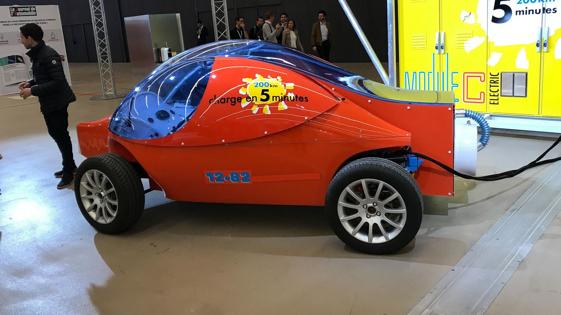 У Парижі презентували незвичайний електрокар-пляшку