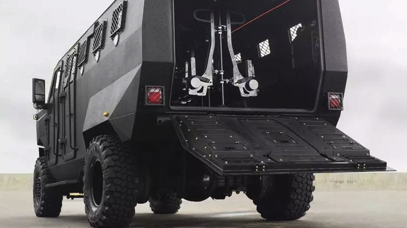 У Канаді побудували броньований автобус