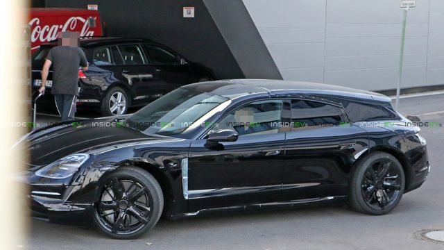 Електричний універсал Porsche Taycan - фото 283914