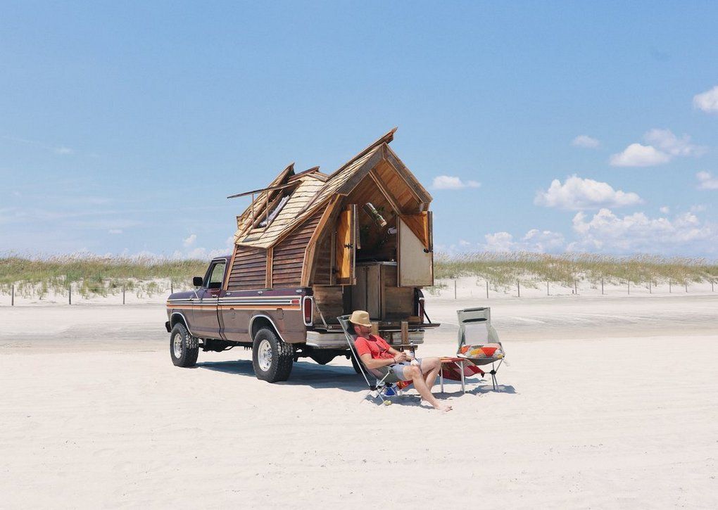 Американець перетворив старий пікап у мандрівний дім