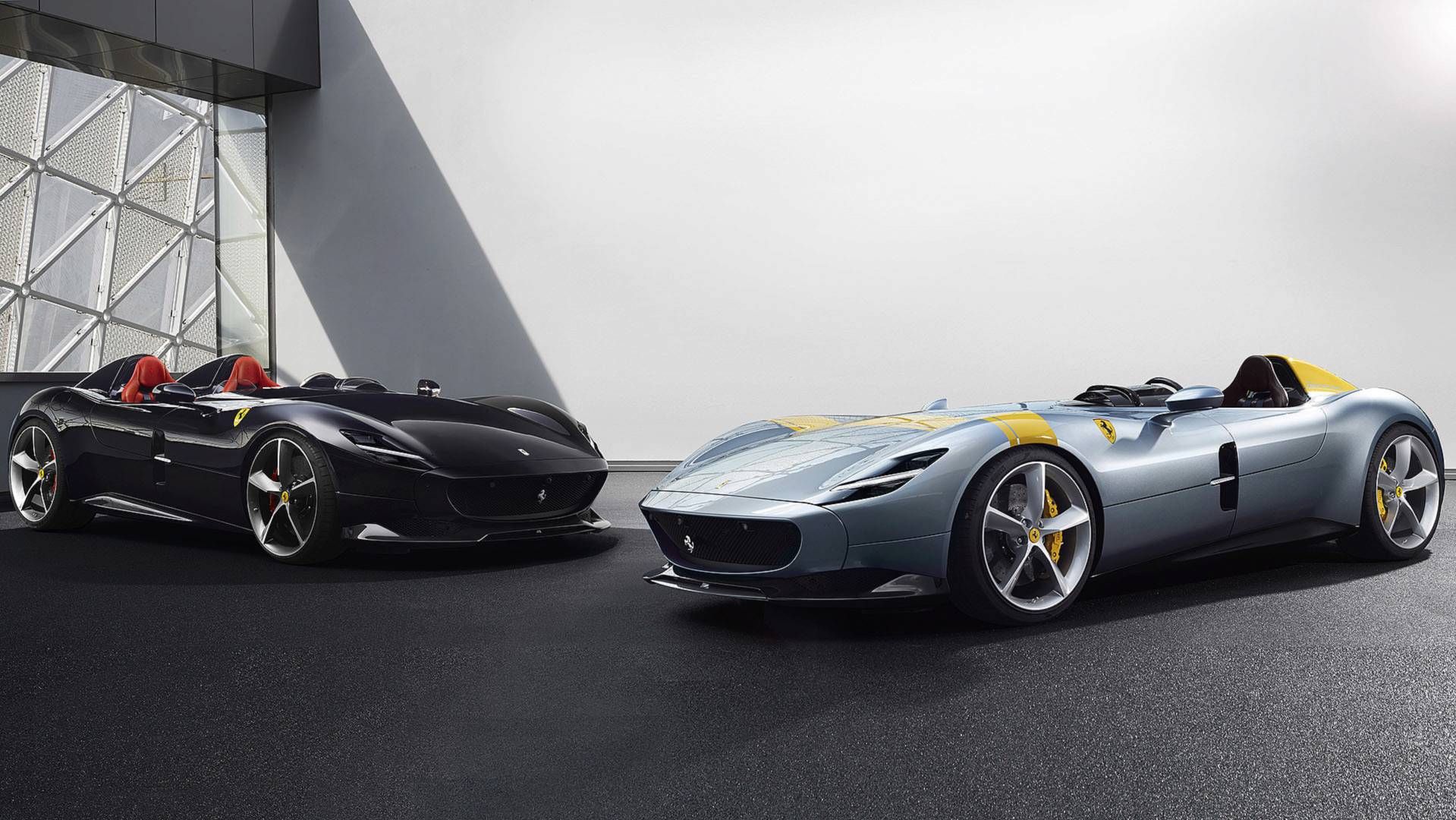 Ferrari показали на трасі в Італії два нових суперкара