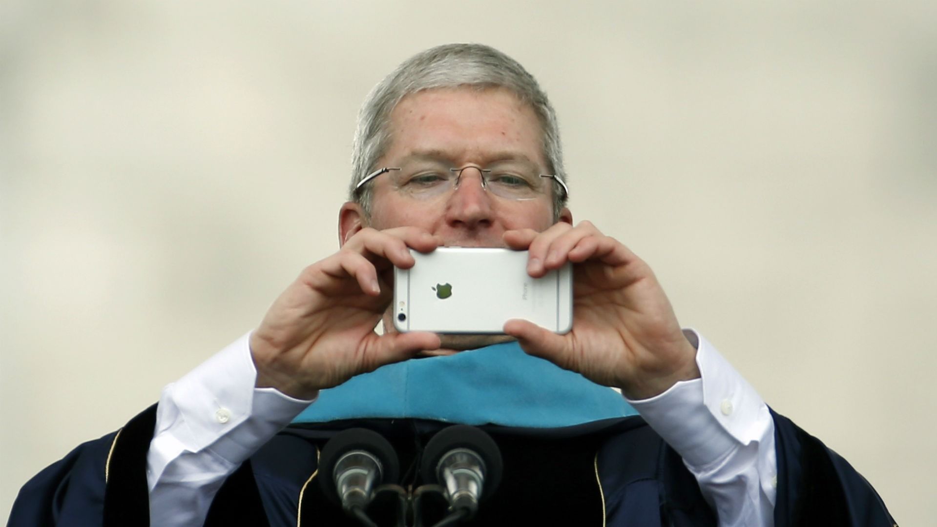 Глава Apple заявив, що став рідше користуватися своїм iPhone