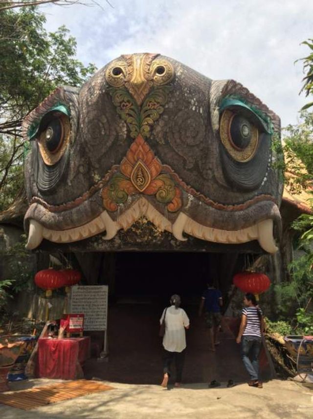 Цей незвичайний храм прикрашає величезний дракон - фото 289018