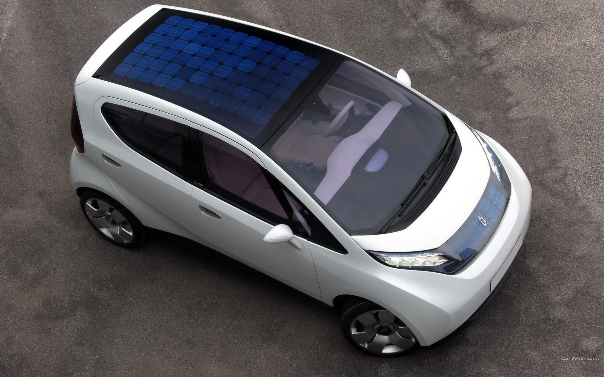 Стало відомо, коли з'являться перші авто з сонячними панелями