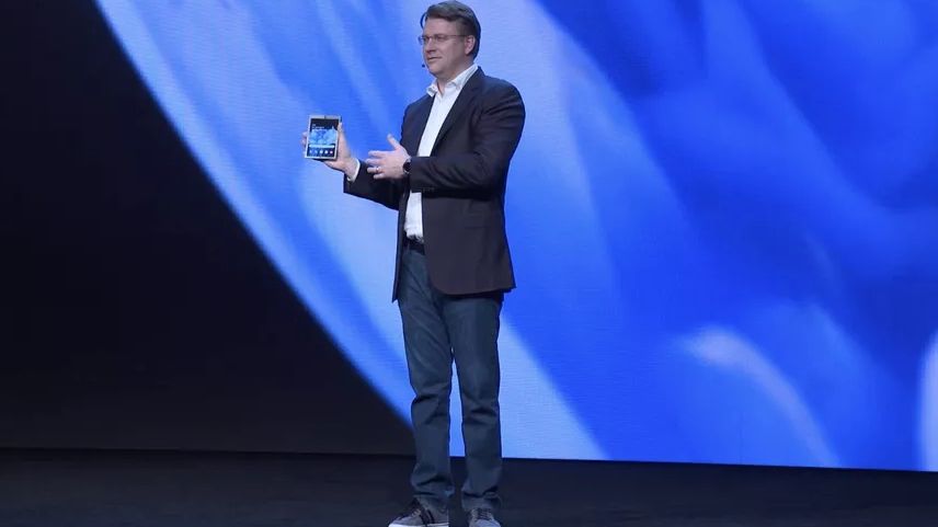 Як виглядає перший смартфон Samsung з гнучким дисплеєм: фотофакт