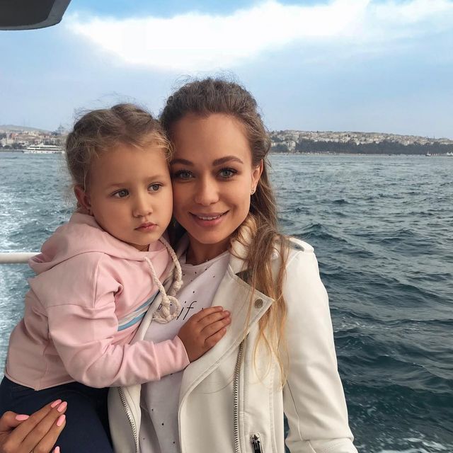 Яна Соломко поділилася милим фото з донечкою - фото 286737