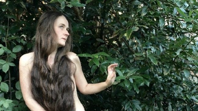 Художниця з Британії 20 років не миє волосся довжиною два метри