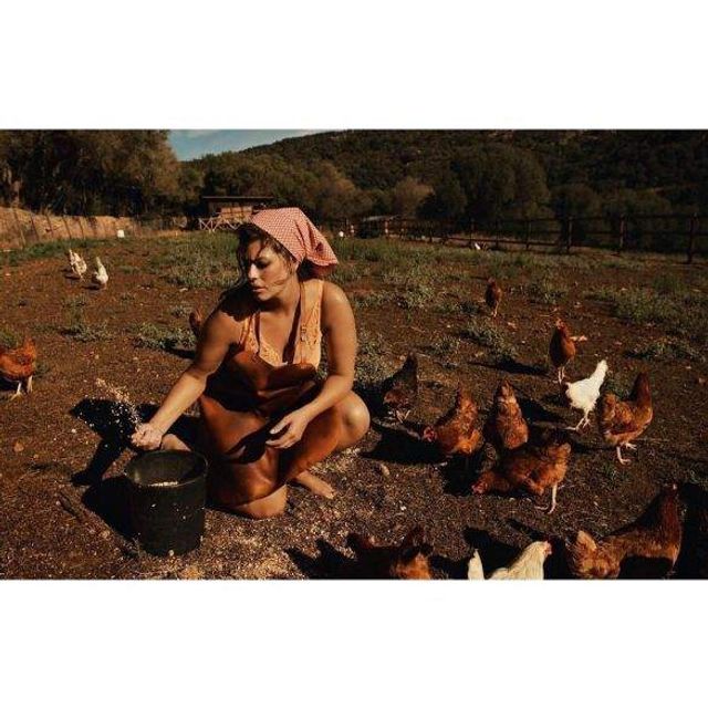 Ешлі Грем розбурхала мережу відвертою фотосесією- фото 287235