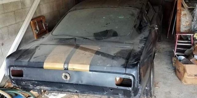 У покинутому гаражі знайшли рідкісну версію Ford Mustang- фото 287522