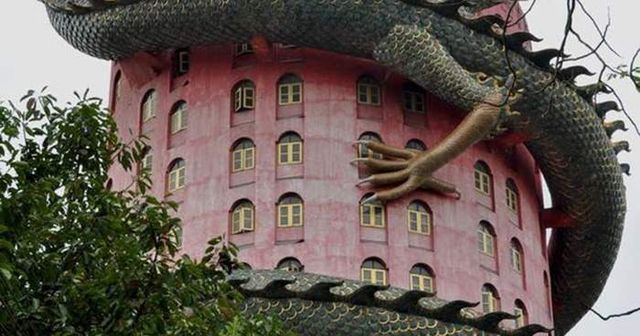 Цей незвичайний храм прикрашає величезний дракон - фото 289017