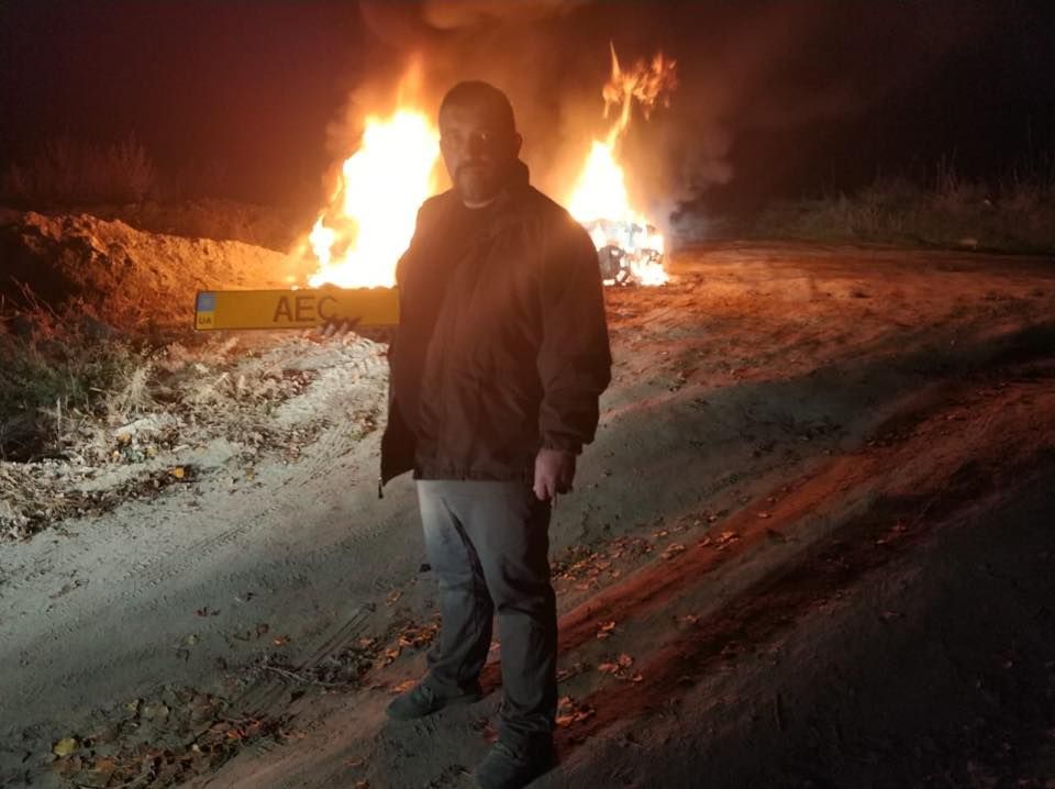 На знак протесту: лідер "євробляхерів" спалив свій Land Rover (відео)