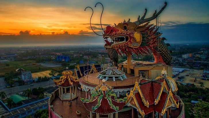 Цей незвичайний храм прикрашає величезний дракон