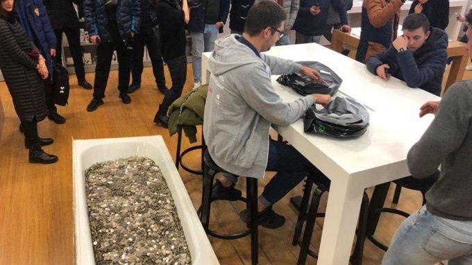 Чоловік купив iPhone XS за ванну монет: фотофакт