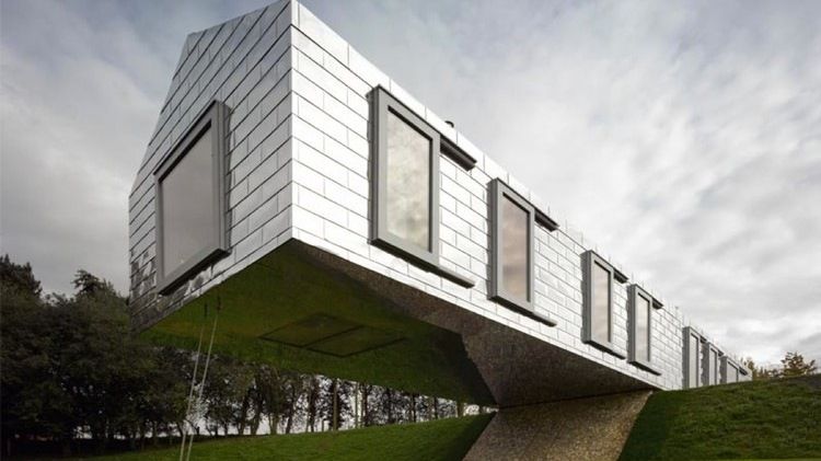 Будинок, який "балансує" у повітрі: вражаючі фото