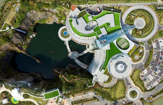 16 поверхів готелю розміщені під землею - фото 289784