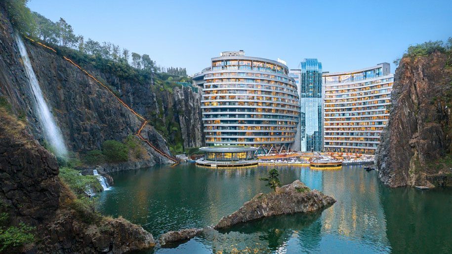 У Шанхаї відкрився перший у світі підземний готель