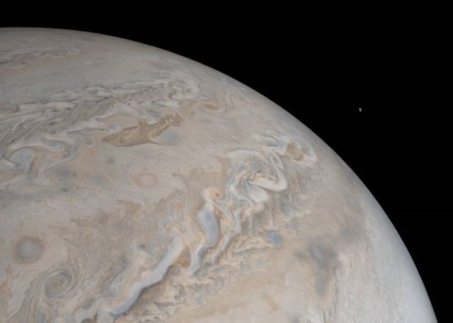 NASA показало знімок Юпітера і його супутника Іо - фото 289808