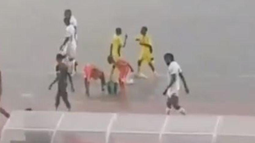 Погода змусила футболістів плавати: епічне відео