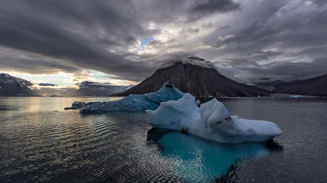 Фотограф показав, як виглядають айсберги під водою