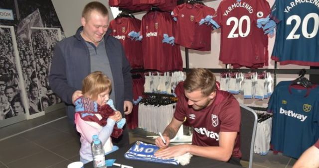 Ярмоленко провів зворушливу зустріч із фанатами Вест Хема- фото 289893