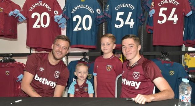 Ярмоленко провів зворушливу зустріч із фанатами Вест Хема- фото 289894