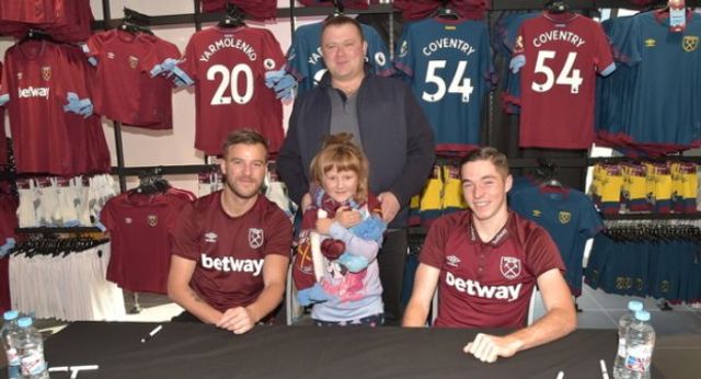 Ярмоленко провів зворушливу зустріч із фанатами Вест Хема- фото 289895