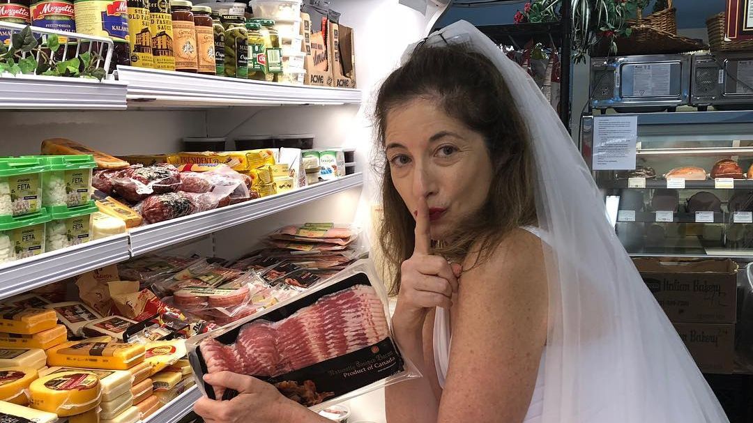 У США дівчина вирішила не знімати весільну сукню, поки не знайде нареченого - фото 1