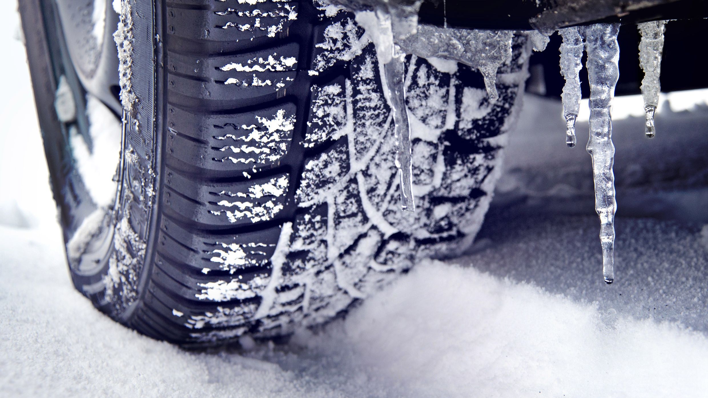 У мережі порівняли їзду авто на зимовій і всесезонній гумі: відео