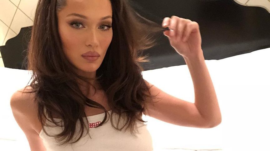 Белла Хадід знялася з першим у світі Міккі Маусом