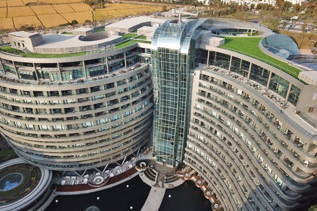 Готель у закинутому кар'єрі в Китаї: ефектні фото - фото 290647