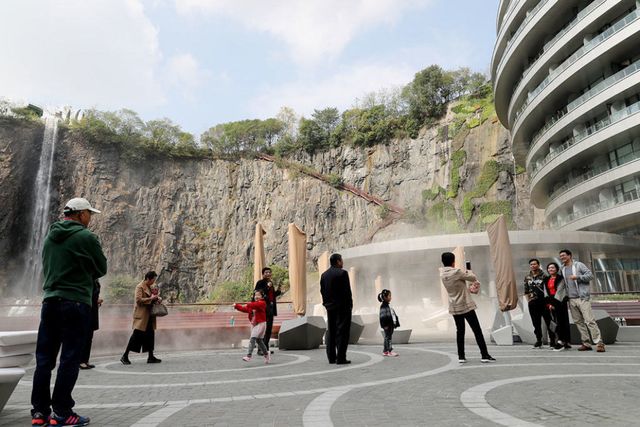 Готель у закинутому кар'єрі в Китаї: ефектні фото - фото 290649